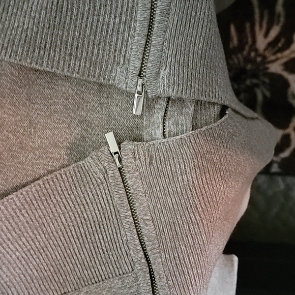 New G.I.L.I. Camel and Cream Zipper Cardigan, size Large - Picture 4 of 4